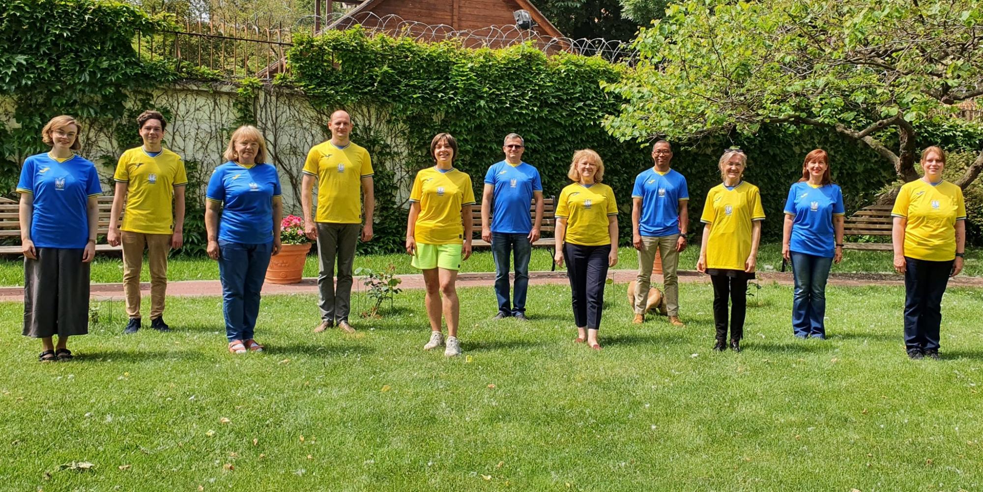 Форма збірної України для Євро: посольства різних країн влаштували яскравий флешмоб (фото)