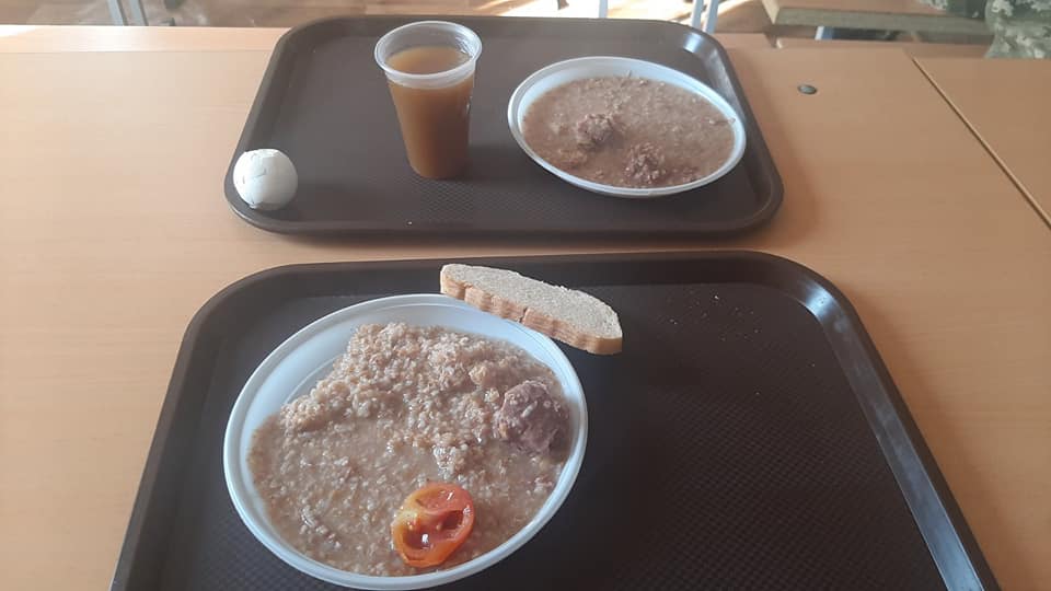 Стандарты не НАТО: в сети показали, чем кормят украинских бойцов на полигоне