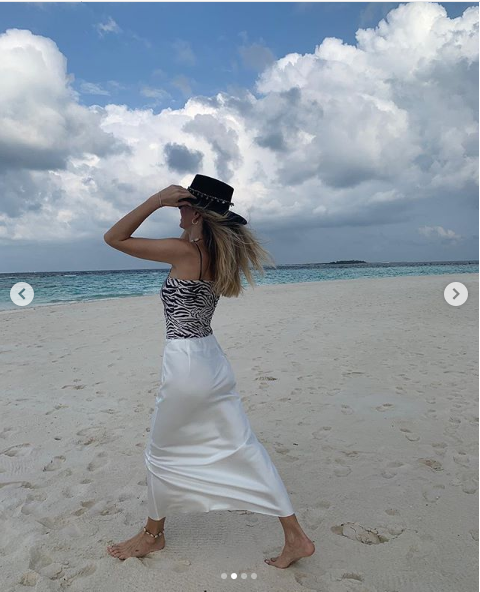 Шикарная Вера Брежнева впечатлила стильным пляжным look'ом на Мальдивах