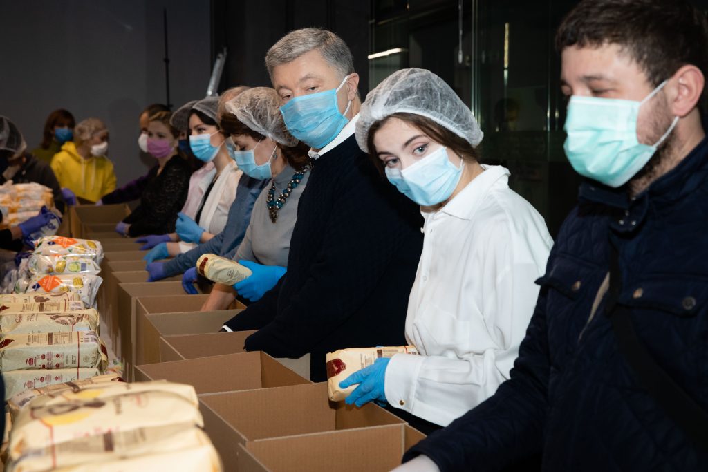 В офісі Порошенка зібрали ще 5 тисяч продуктових наборів пенсіонерам та людям з інвалідністю