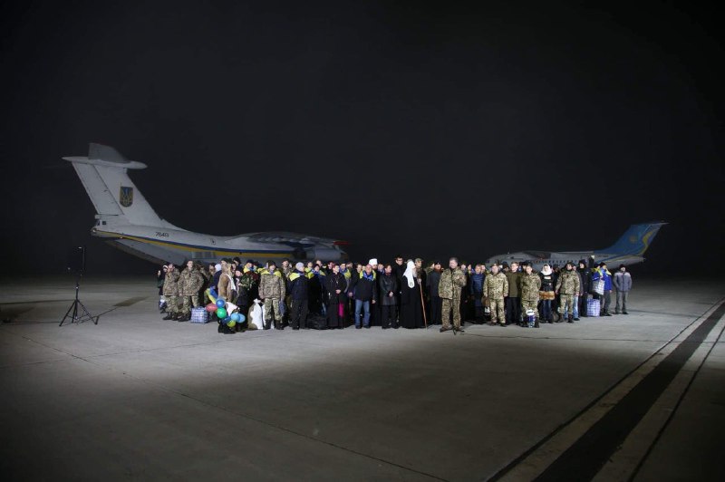 Літаки зі звільненими заручниками приземлилися в "Борисполі"