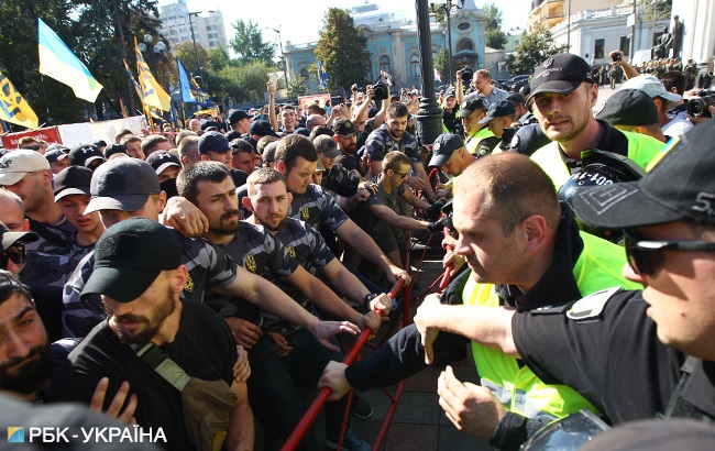 В ході мітингу під Радою сталася сутичка