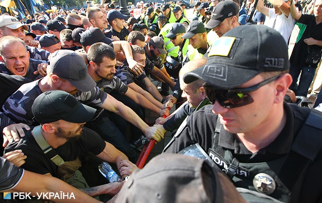 В ході мітингу під Радою сталася сутичка