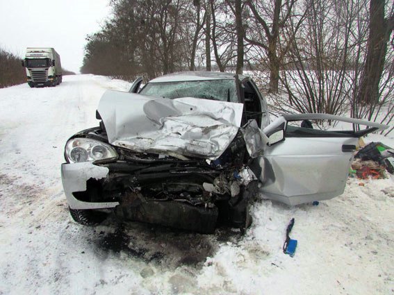 В Полтавской области столкнулись микроавтобус и легковой автомобиль, есть погибшие