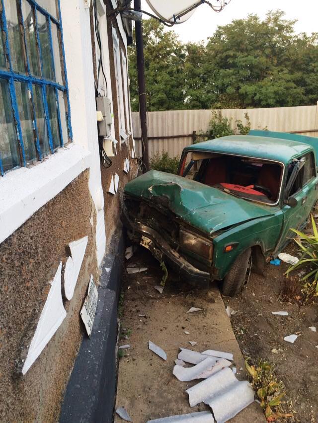 В Донецкой области пьяный водитель сбил пешехода и врезался в дом