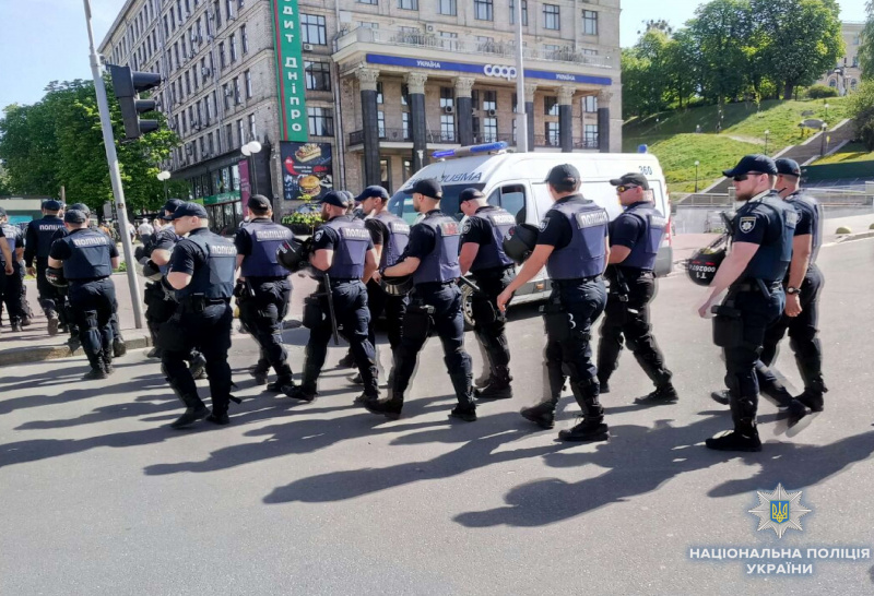 За порядком в центре Киева следят около 500 правоохранителей