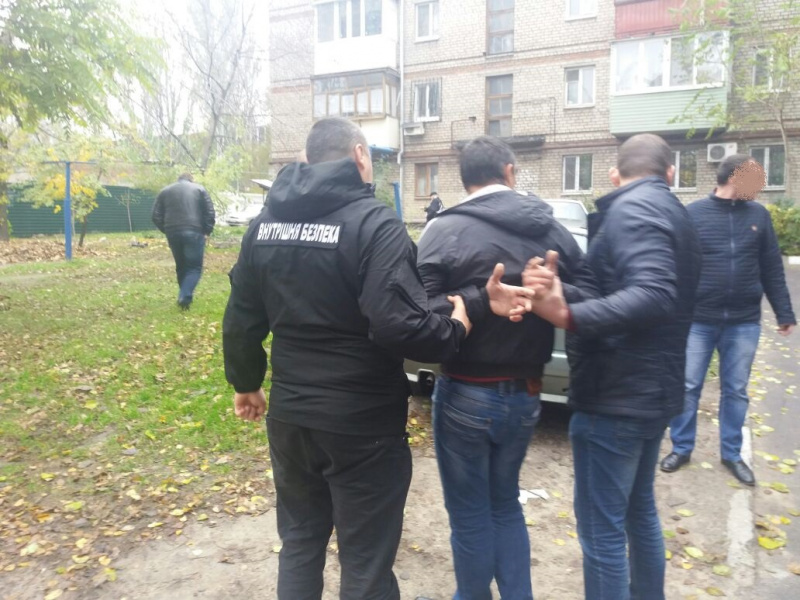 В Запорожье на взятке 3,5 тысячи долларов задержали сотрудника полиции