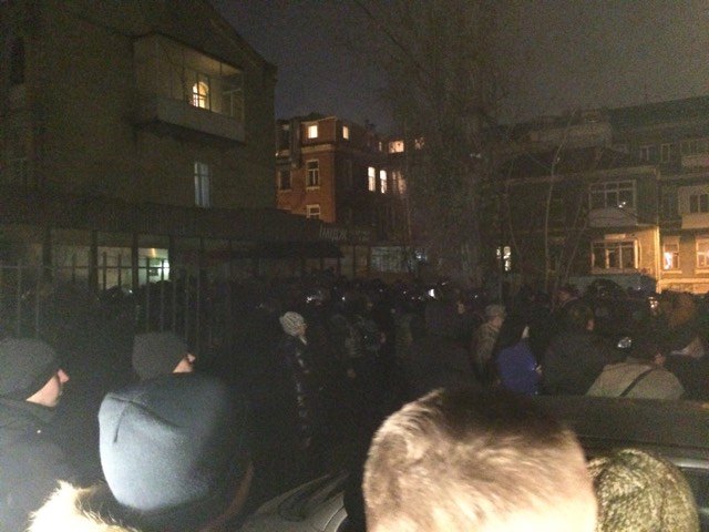 Представители националистических организаций штурмуют офис Медведчука