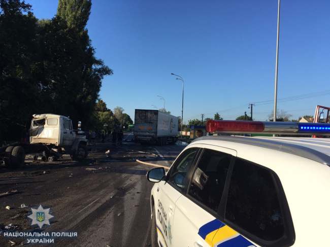 На трасі Київ-Чоп фура врізалася в молоковоз, є загиблий