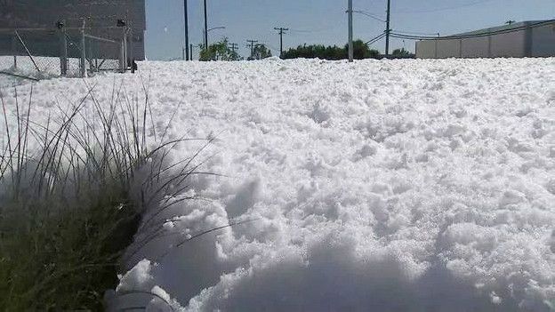 У США вулиці біля аеропорту Каліфорнії затопило протипожежною піною