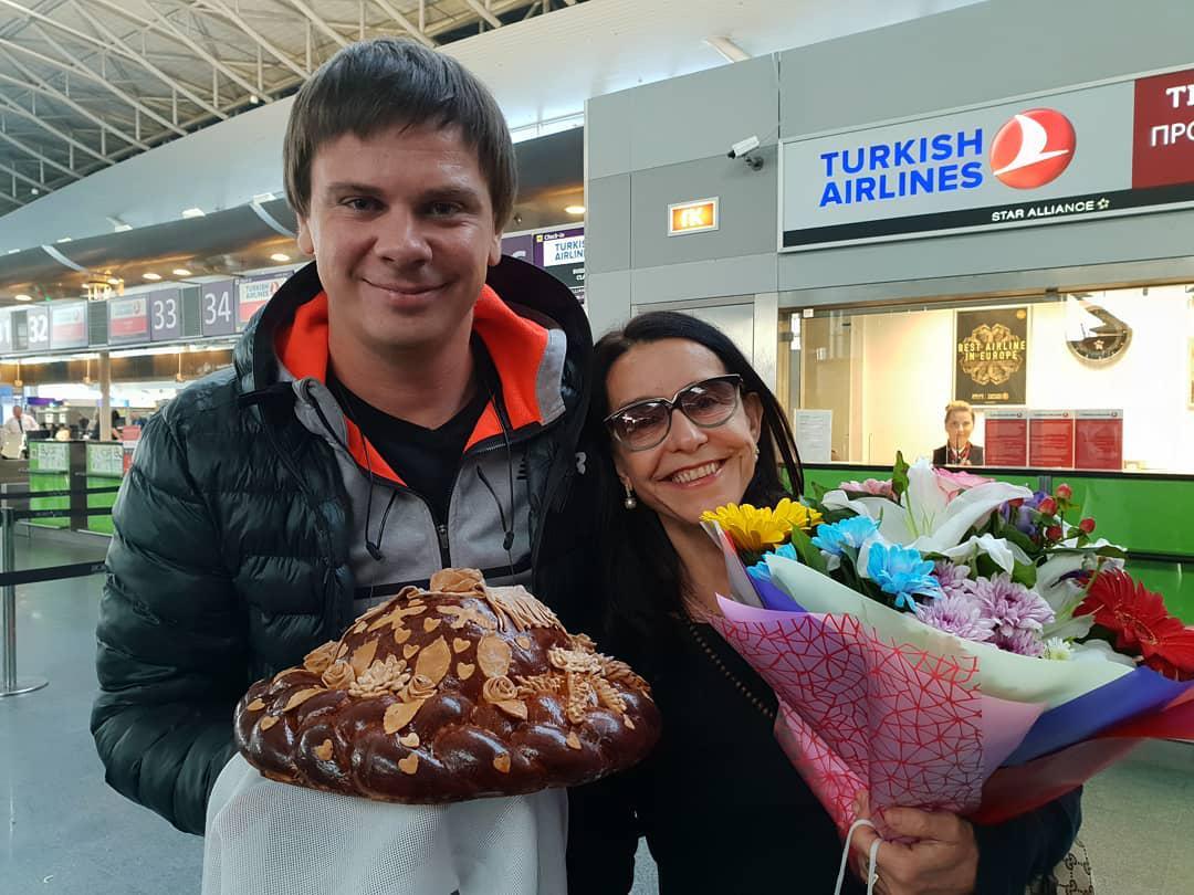 "Изаура прилетела": Дмитрий Комаров встретил в аэропорту звезду бразильской "мыльной оперы"