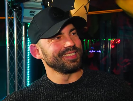 "Я домохозяйка": Бедняков рассказал, как "променял" работу на семью (видео)