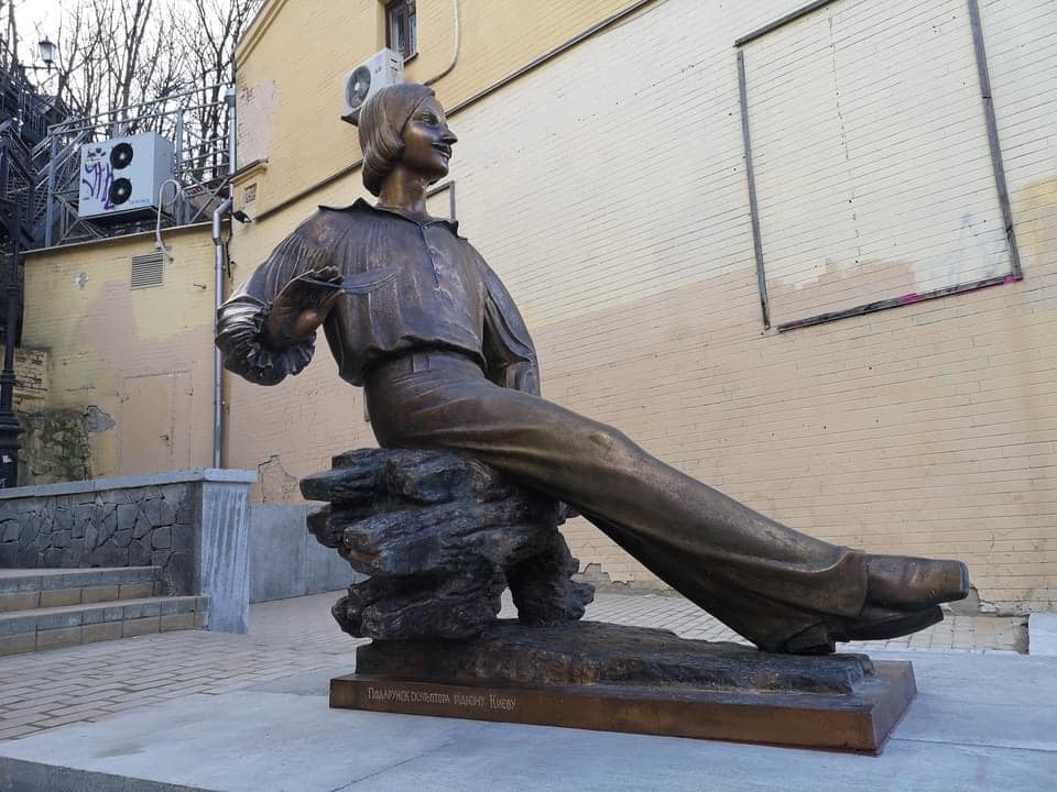 В центре Киева внезапно появился памятник Гоголю: разгорается скандал (видео и фото)