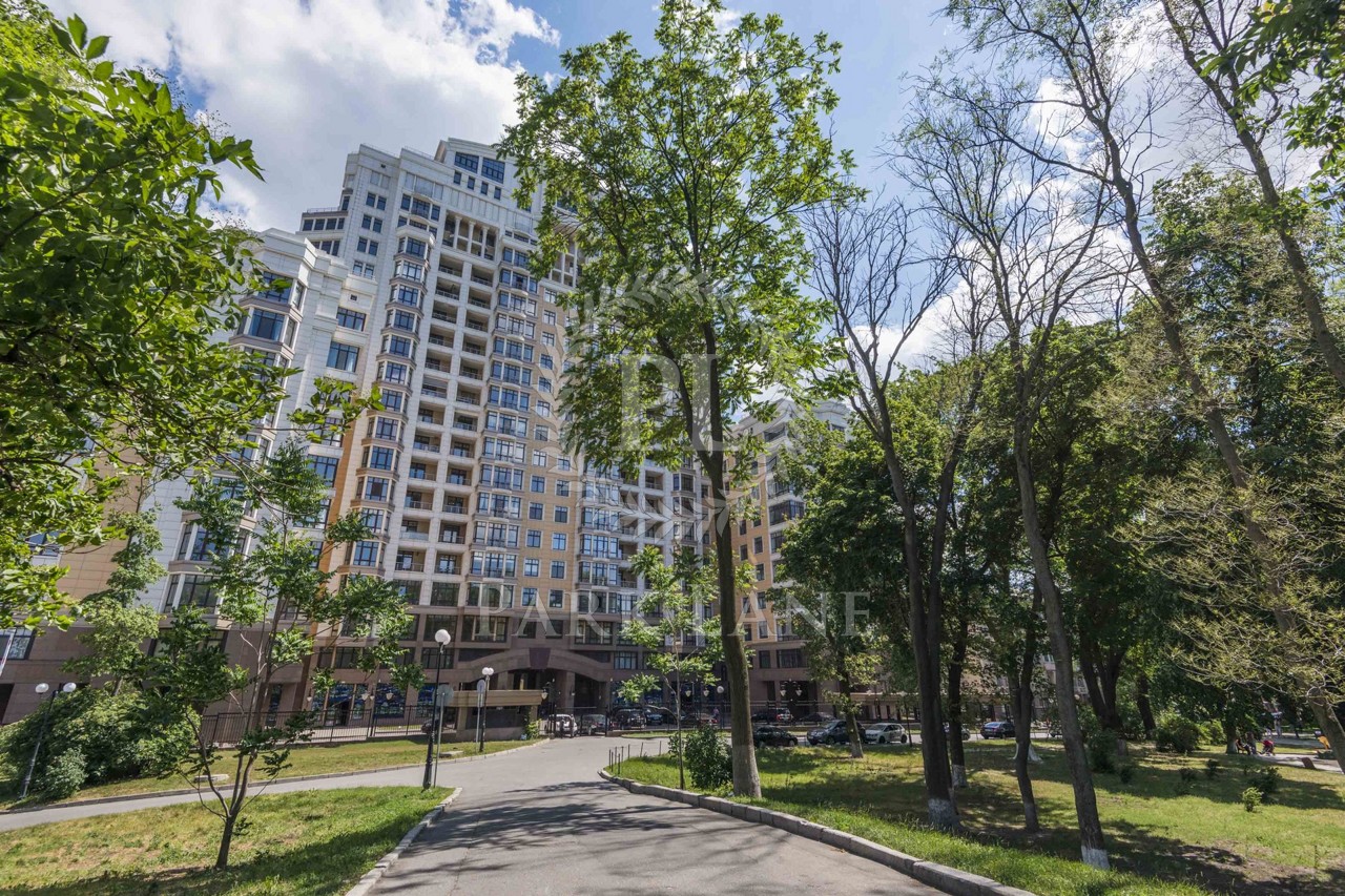 Як виглядає будинок в центрі Києва, де живе Зеленський: скільки коштує сусідство з президентом