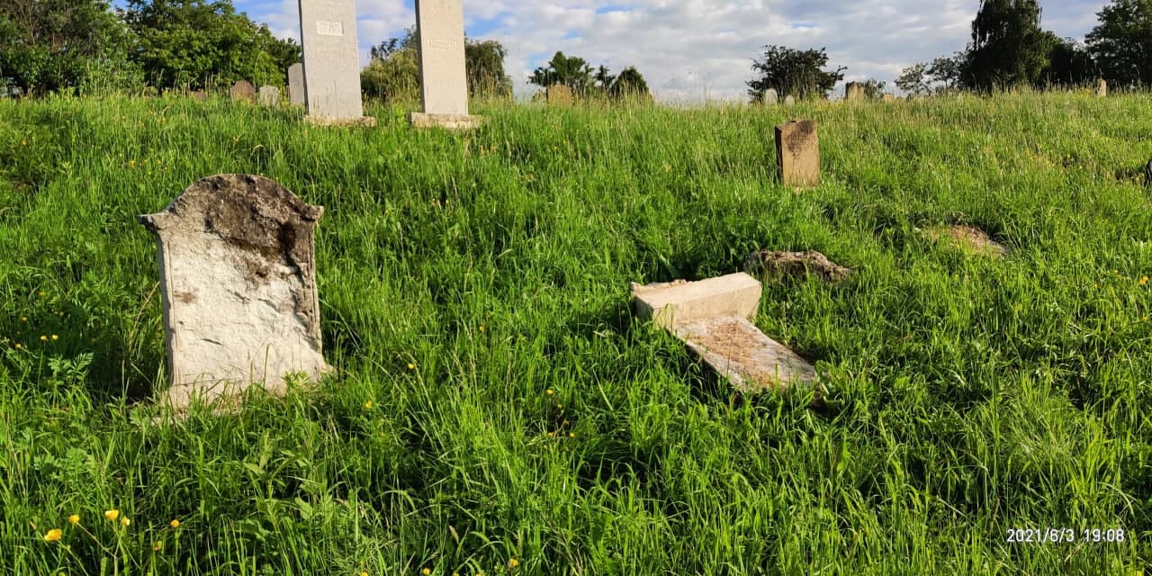 В Ужгороді вандали розбили надгробки на єврейському кладовищі: з'явилися фото