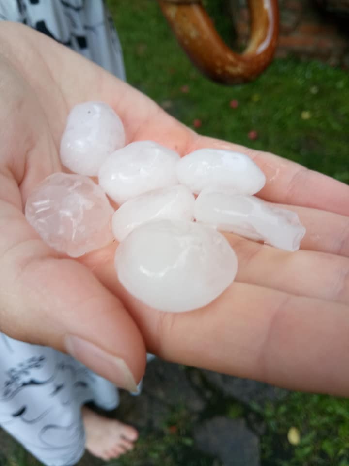 Під Хмельницьким пронісся буревій з великим градом: відео наслідків стихії