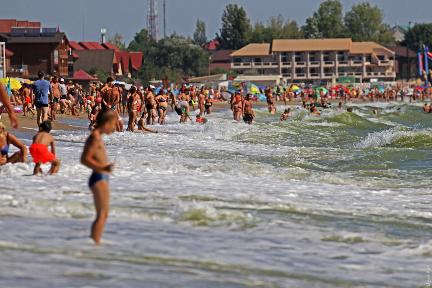 На пляжах под Одессой толпы туристов и никакого карантина: появились фото