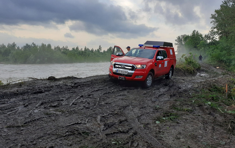 Через сильні опади на території Івано-Франківської області введено надзвичайні заходи: фото та відео