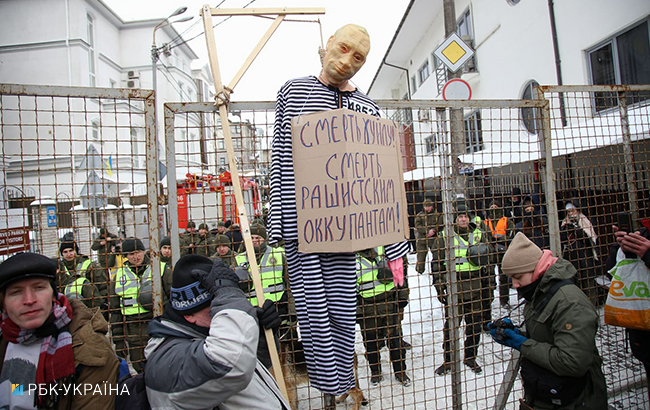 В Киеве активисты блокируют консульство РФ на Печерске