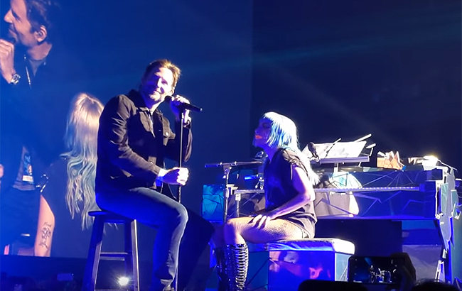 Брэдли Купер и Леди Гага "засветились" в обнимку в Вегасе