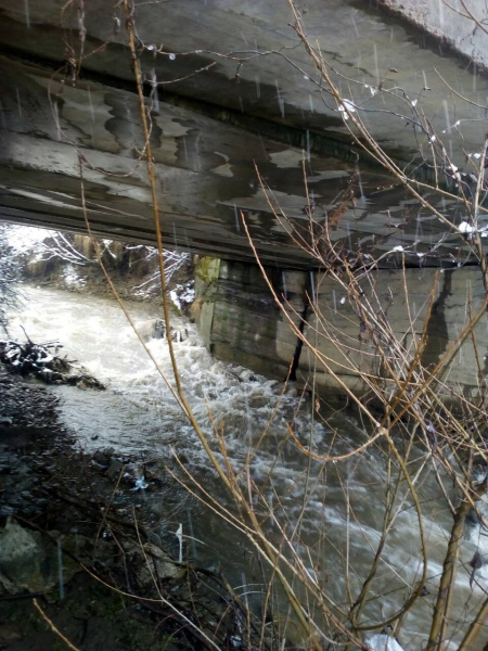 Паводок на Закарпатті: вода пошкодила бетонний міст