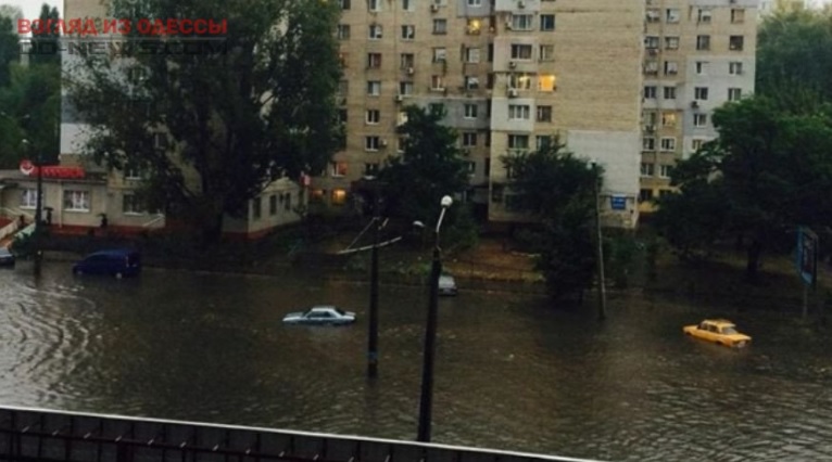 Автомобили добирались &quot;вплавь&quot;: Одессу затопило ливнем. Видео