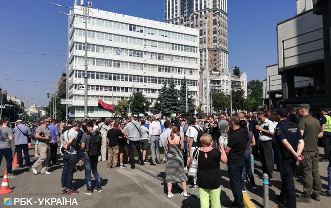 Роспуск Рады: возле КСУ проходят протесты