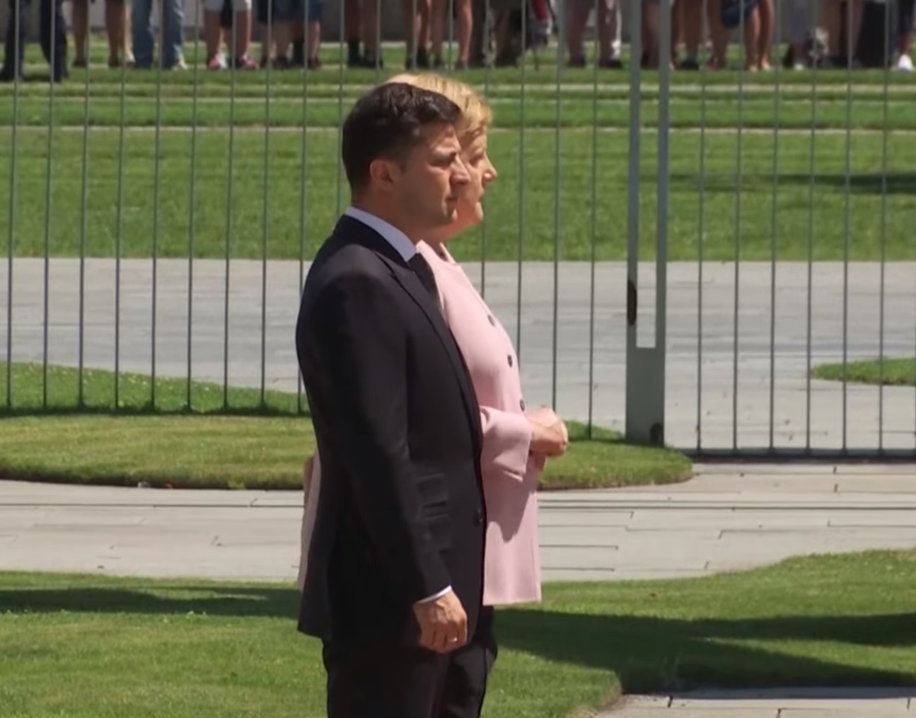 Зеленский объяснил, почему не помог Меркель, когда ее затрясло