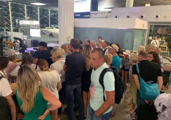 Бояться залишати аеропорт: українські туристи застрягли на Сицилії (фото)