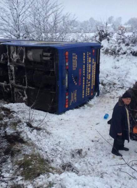 У Львівській області перекинувся рейсовий автобус з пасажирами