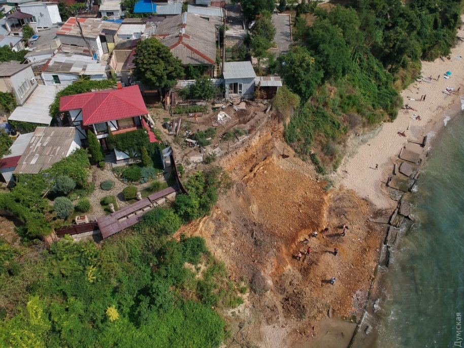 Названа причина обвала: в Одессе продолжают поиски пострадавших на месте оползня