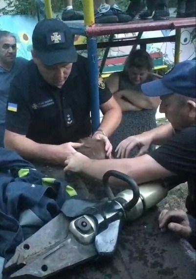 Голова потрапила в пастку: дитина застрягла на дитячому майданчику (фото, відео)