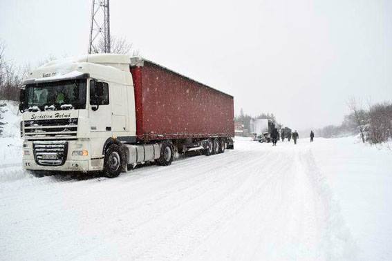 Снігопади в Україні: на трасі Київ-Харків утворились затори