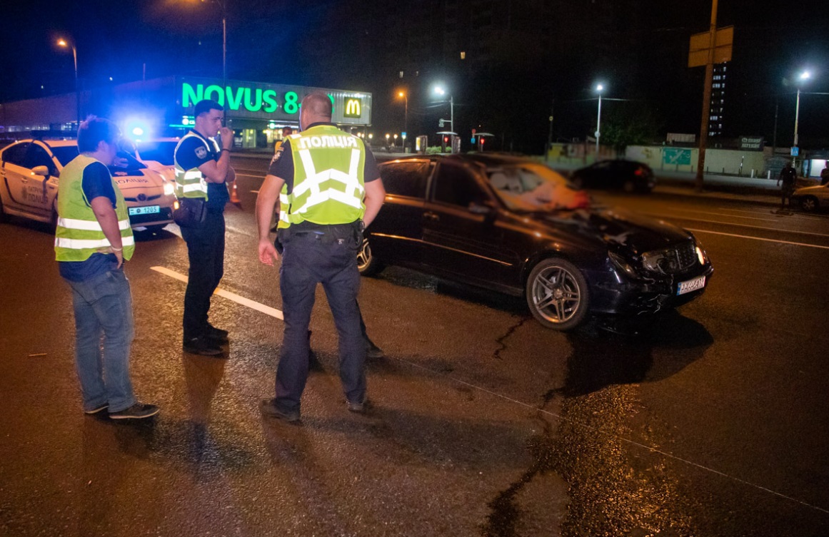 У Києві водій Mercedes збив дівчину на переході: нові деталі смертельної ДТП