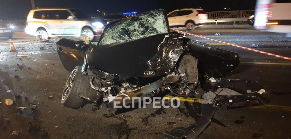 Вылетел двигатель: появилось видео момента жуткого ДТП в Киеве на мосту Патона