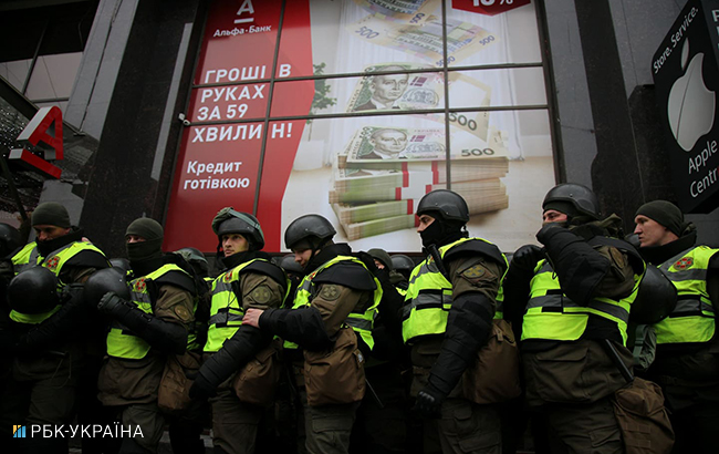 У Києві трощили вікна &quot;Ощадбанку&quot;, &quot;Альфа-Банку&quot; і &quot;Росспівробітництва&quot;