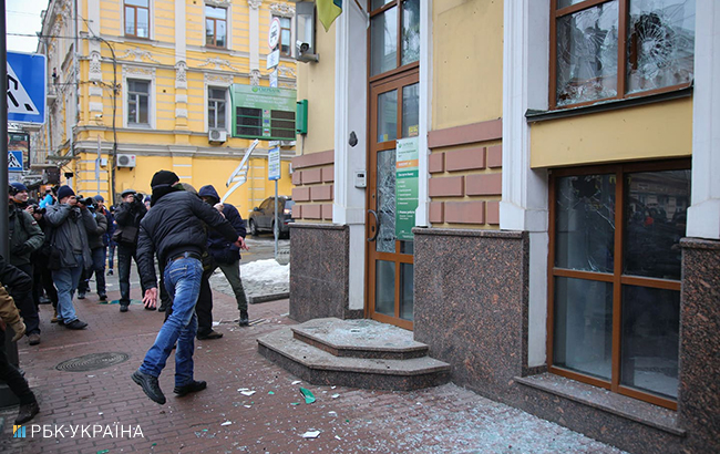 У Києві трощили вікна &quot;Ощадбанку&quot;, &quot;Альфа-Банку&quot; і &quot;Росспівробітництва&quot;