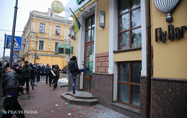 У Києві трощили вікна "Ощадбанку", "Альфа-Банку" і "Росспівробітництва"