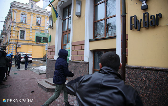 У Києві трощили вікна "Ощадбанку", "Альфа-Банку" і "Росспівробітництва"