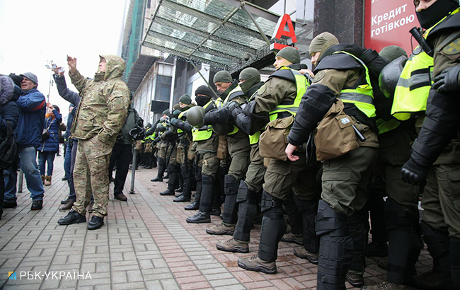 У Києві трощили вікна "Ощадбанку", "Альфа-Банку" і "Росспівробітництва"