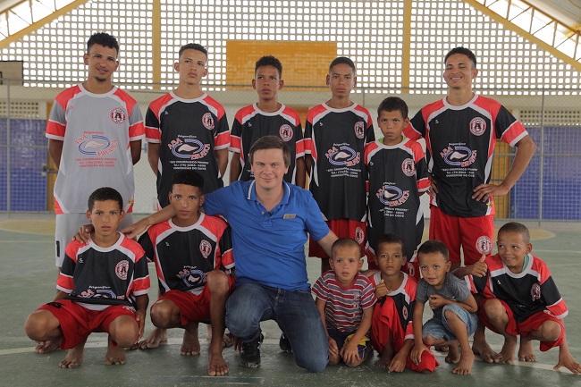 Дмитрий Комаров подарил автобус футбольной команде: яркие фото