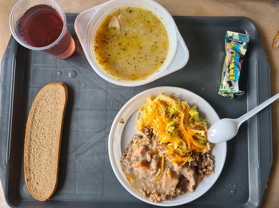 Йогурти, банани і навіть хот-доги: офіцер показав, як насправді годують військових ЗСУ (багато фото)