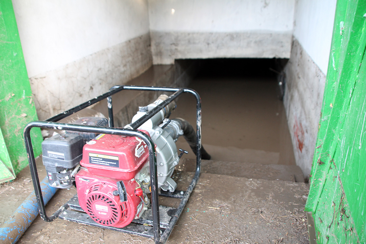 Під Одесою через потужні зливи затопило ціле село (фото і відео)