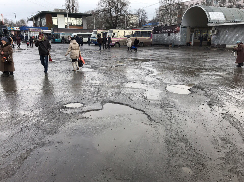 Дороги навколо вокзалу Сімферополя вкрилися ямами