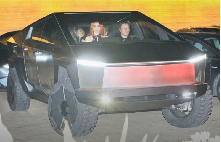 Илон Маск с нарушением ПДД прокатился за рулем Cybertruck (видео)