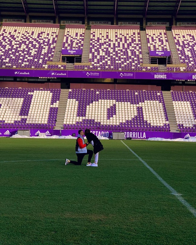 20-летний украинский футболист позвал любимую замуж посреди поля (фото)