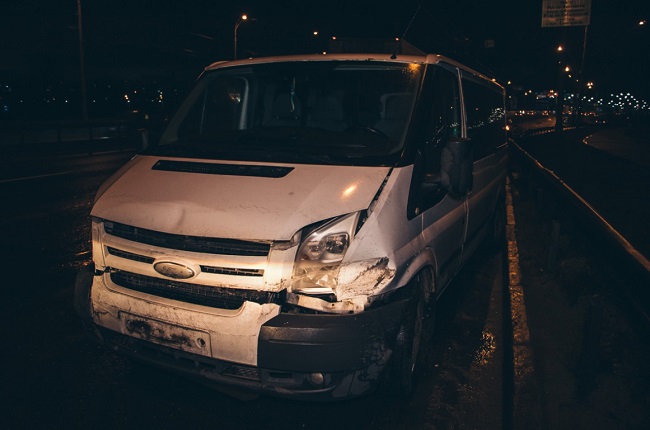 Кусок метала отлетел от моста и врезался в авто: видео и детали ЧП в Киеве