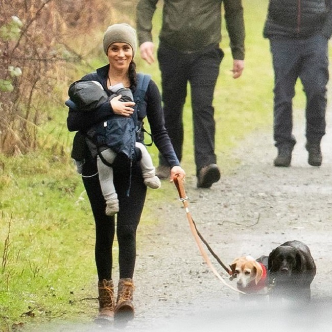 Меган Маркл засекли на прогулке: с Арчи, собаками и телохранителями