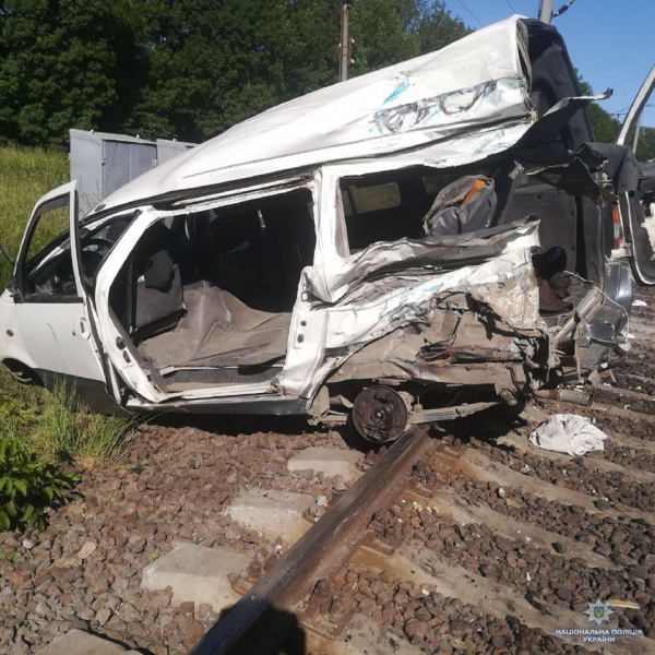 Поліція відкрила справу по факту зіткнення мікроавтобусу з поїздом в Одеській області
