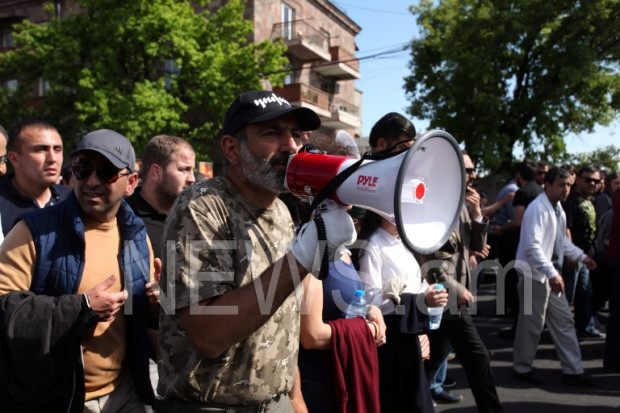 Учасники протестів в Єревані попрямували до меморіалу &quot;Цицернакаберд&quot;